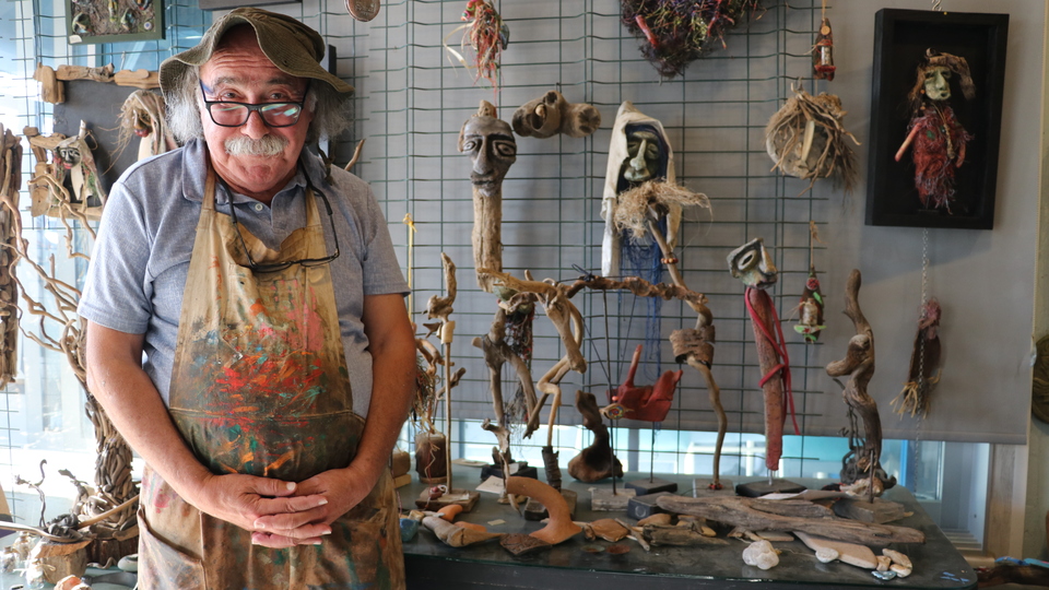 Denizin sürükledikleri elinde sanata dönüşüyor