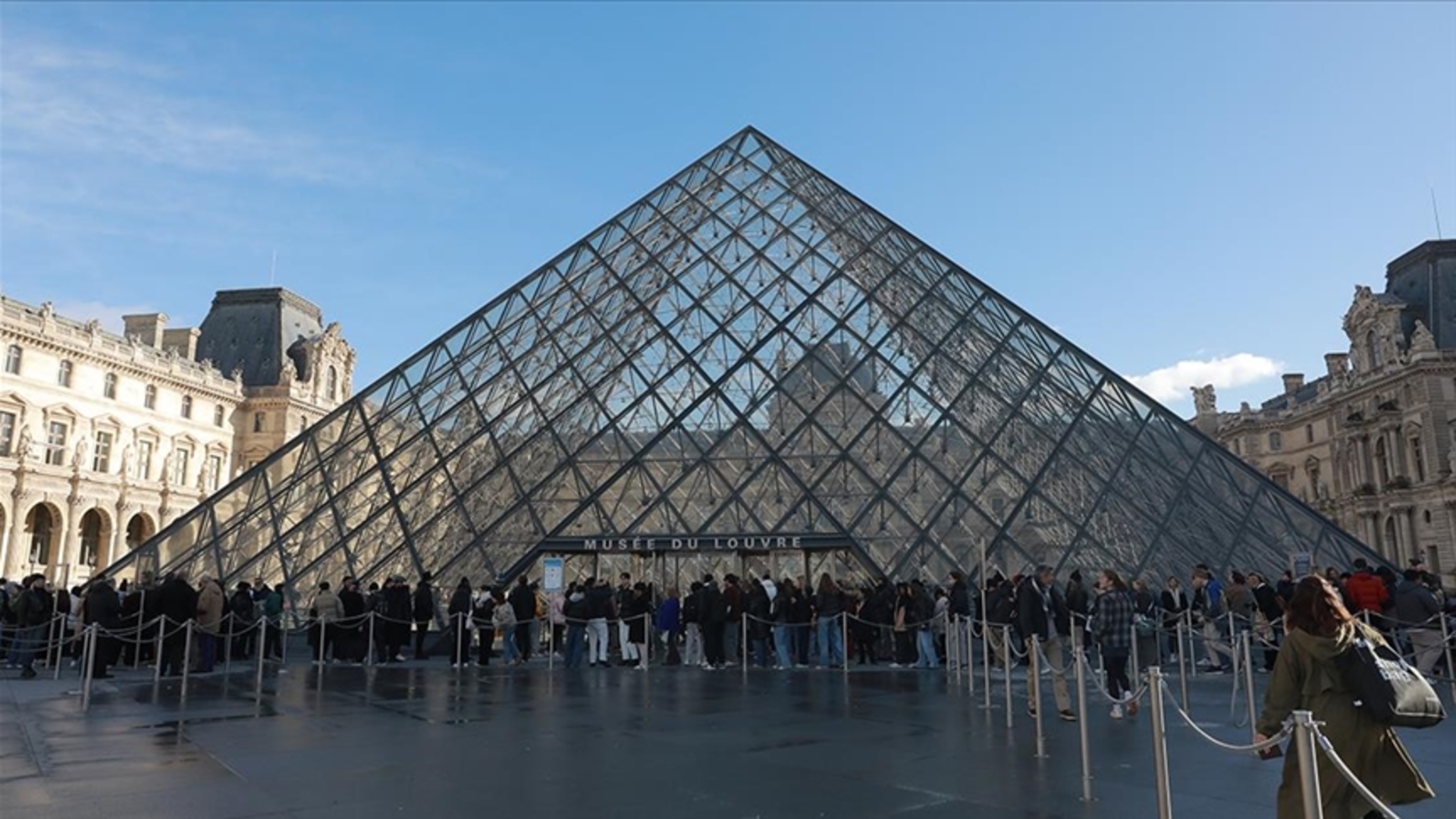 Fransa'da soygunun yapıldığı Louvre Müzesi'ndeki bazı mücevherler merkez bankasına taşındı | Dış Haberler