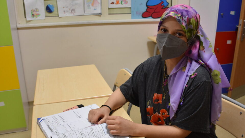 Ablasından aldığı ilikle yaşama tutundu