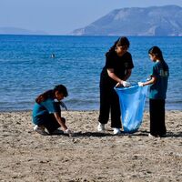 Mersin'de öğrenciler sahili temizledi