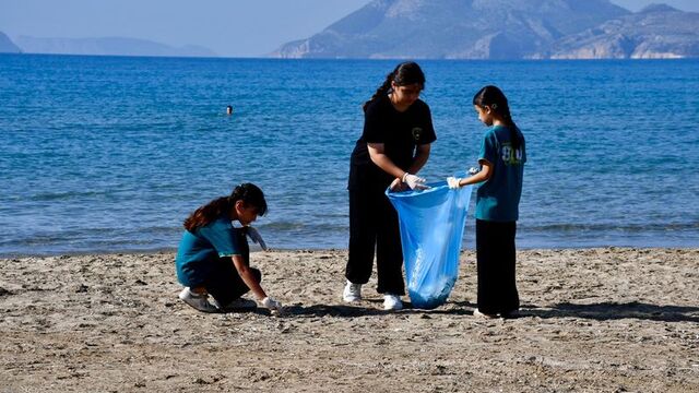 Mersin'de öğrenciler sahili temizledi