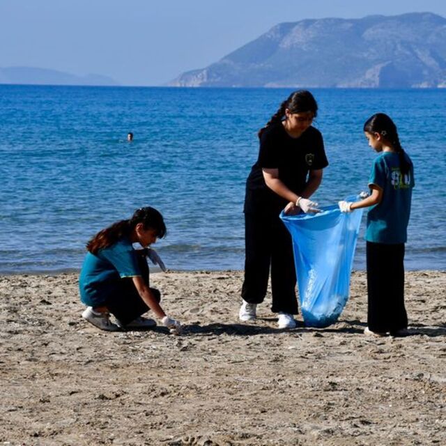 Mersin'de öğrenciler sahili temizledi