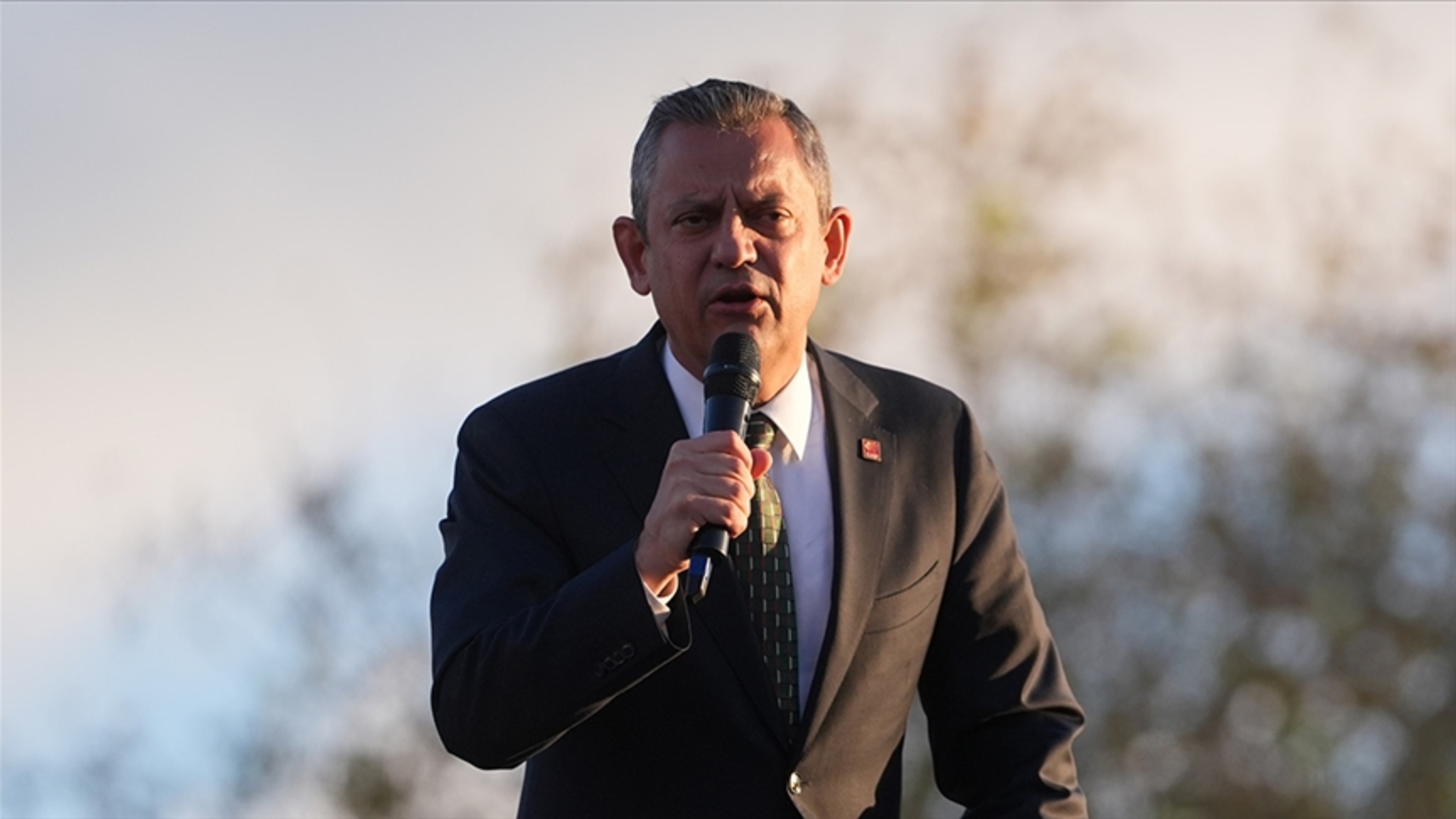 CHP Lideri Özel'den İsviçre'de Tarihi Konuşma: 'Demokrasi İçin Küresel Mücadele Şart'