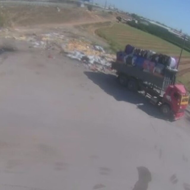 Sahile tonlarca tekstil atığına inceleme