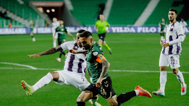 Sakaryaspor tek attı üç aldı!