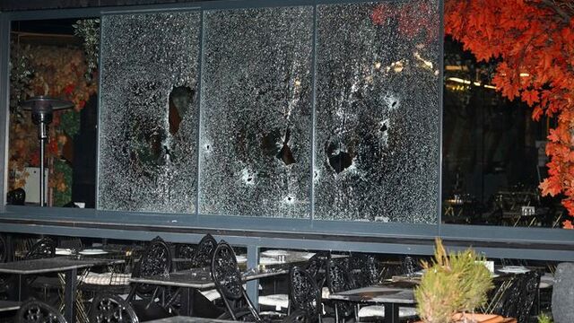 Motosikletli 2 kişi iş yerini kurşunladı