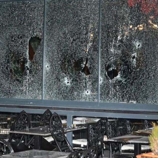 Motosikletli 2 kişi iş yerini kurşunlandı