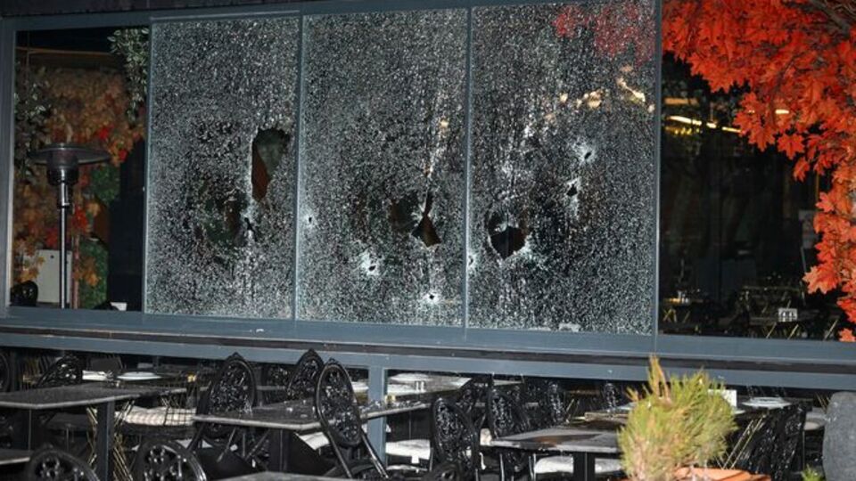 Motosikletli 2 kişi iş yerini kurşunladı