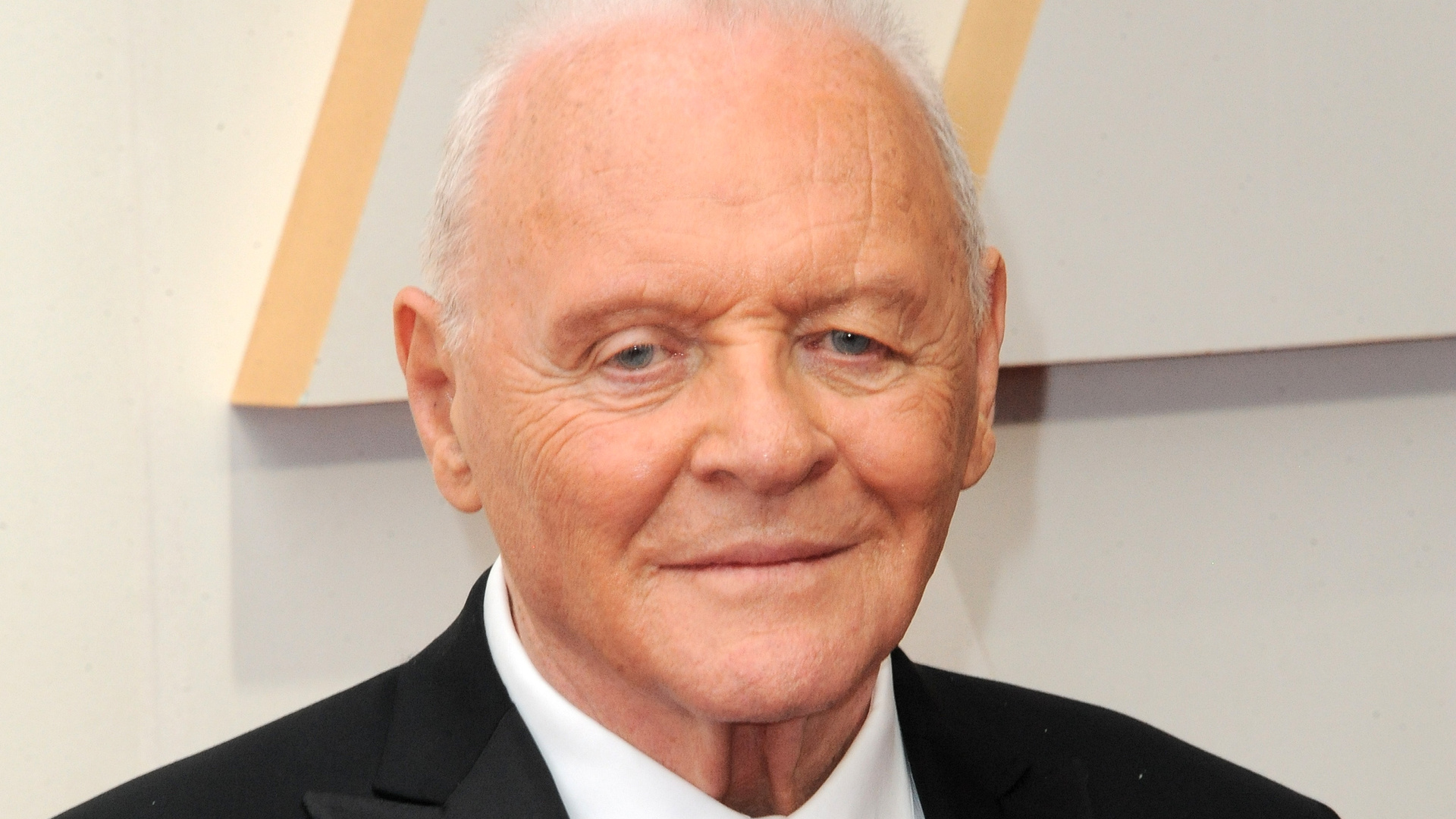49 yıl önce alkolü bırakan Anthony Hopkins alkolik zamanlarını anlattı