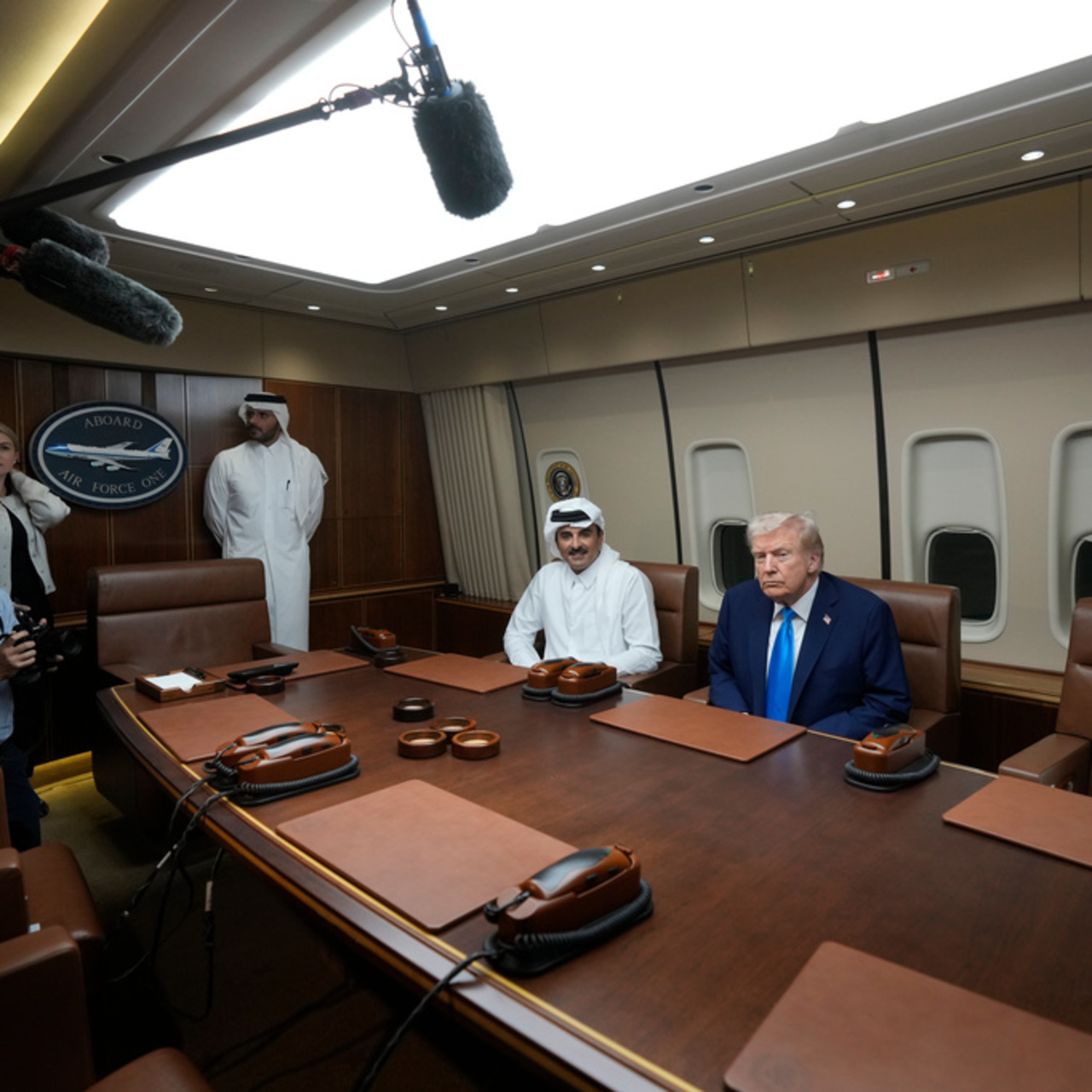 Trump yakıt molasında Katar Emiri ile görüştü