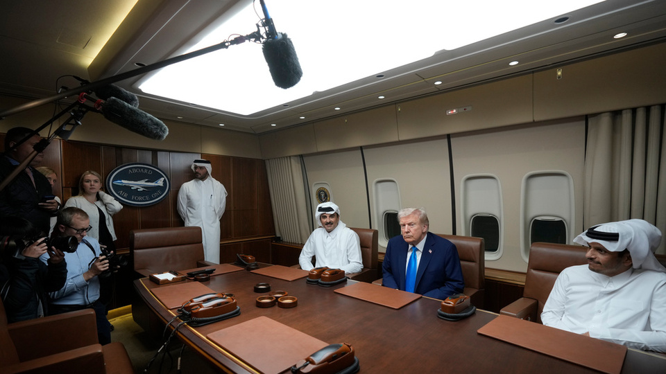 Trump yakıt molasında Katar Emiri ile görüştü