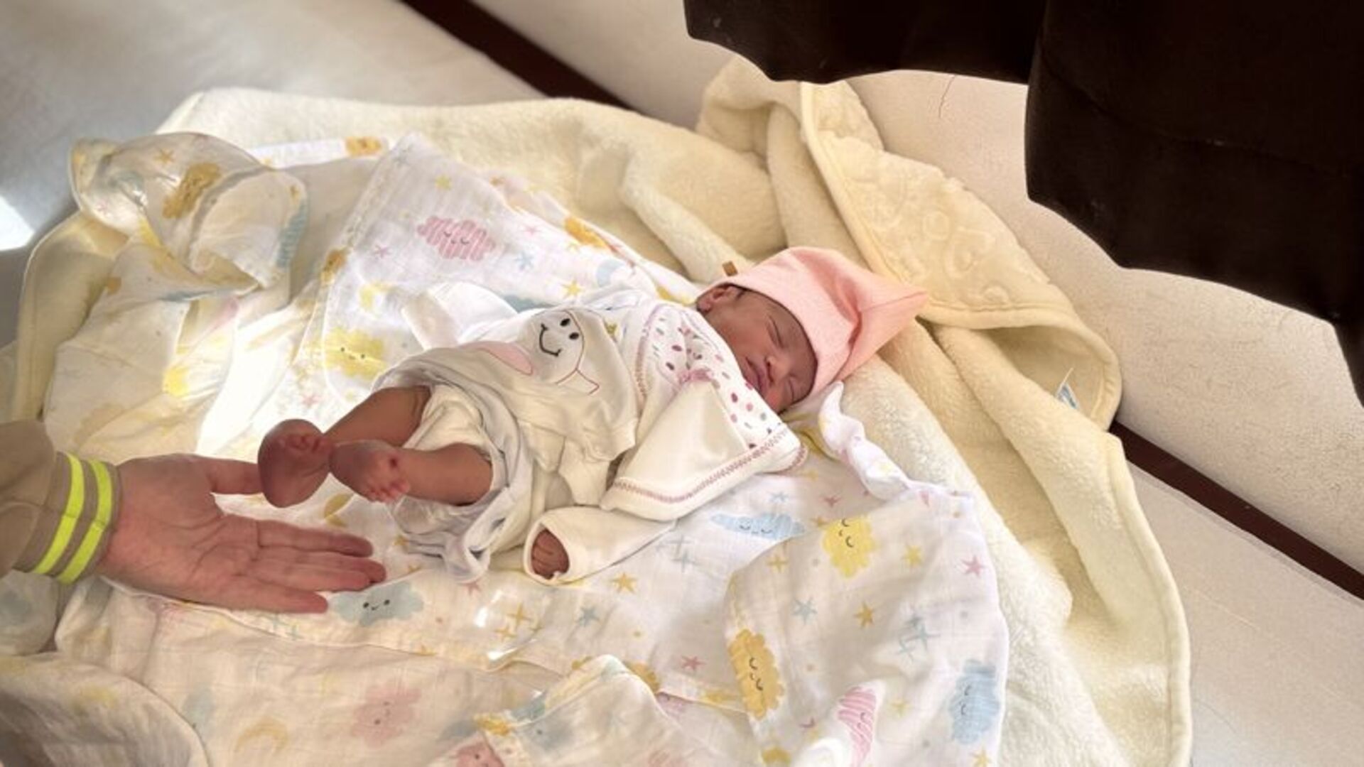 Eli ve ayakları gelişmeyen bebeğe anne karnında müdahale | Sağlık Haberleri