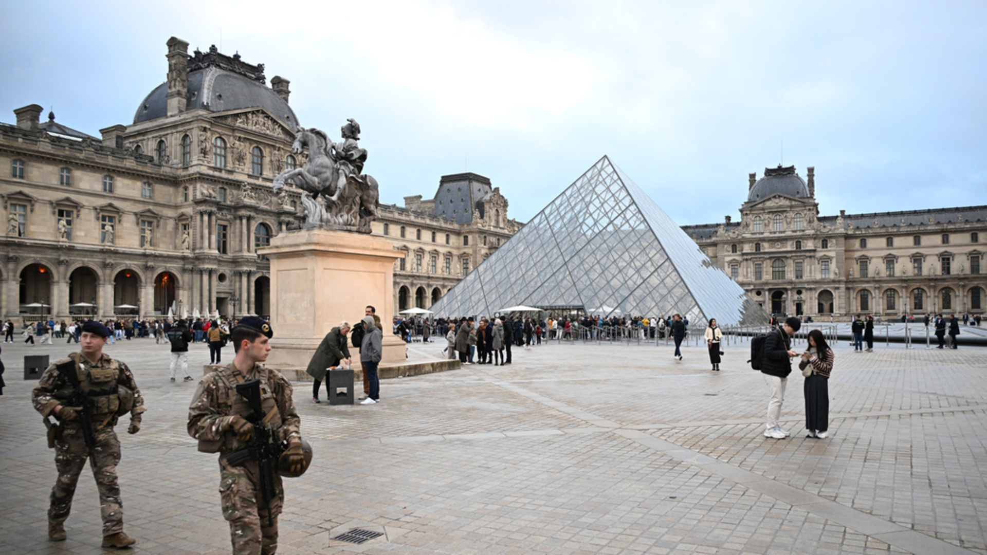 Louvre Müzesi'nde Nefes Kesen Soygun Girişimi: İki Şüpheli Gözaltında!
