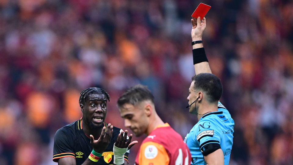 G.Saray-Göztepe maçında kırmızı kart!