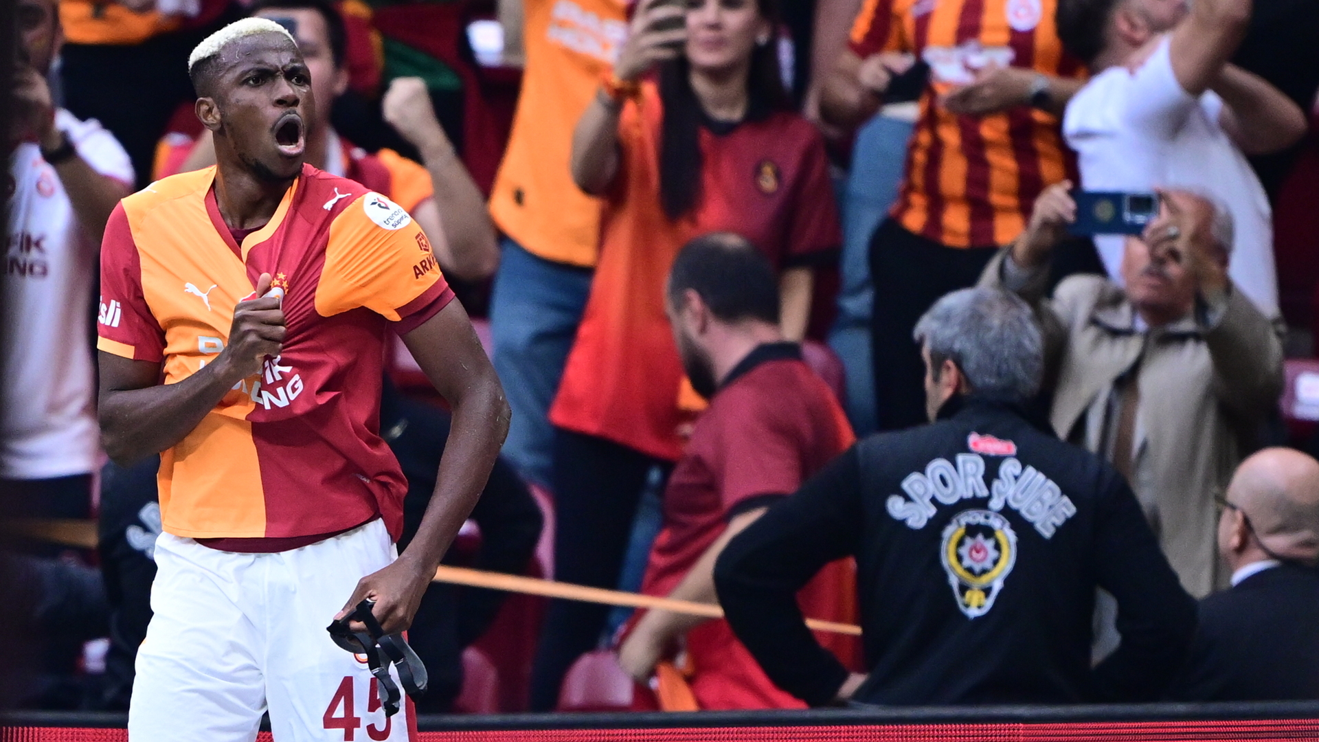 Victor Osimhen'den Okan Buruk'a Sürpriz Ziyaret! Napoli Yıldızı İstanbul'da