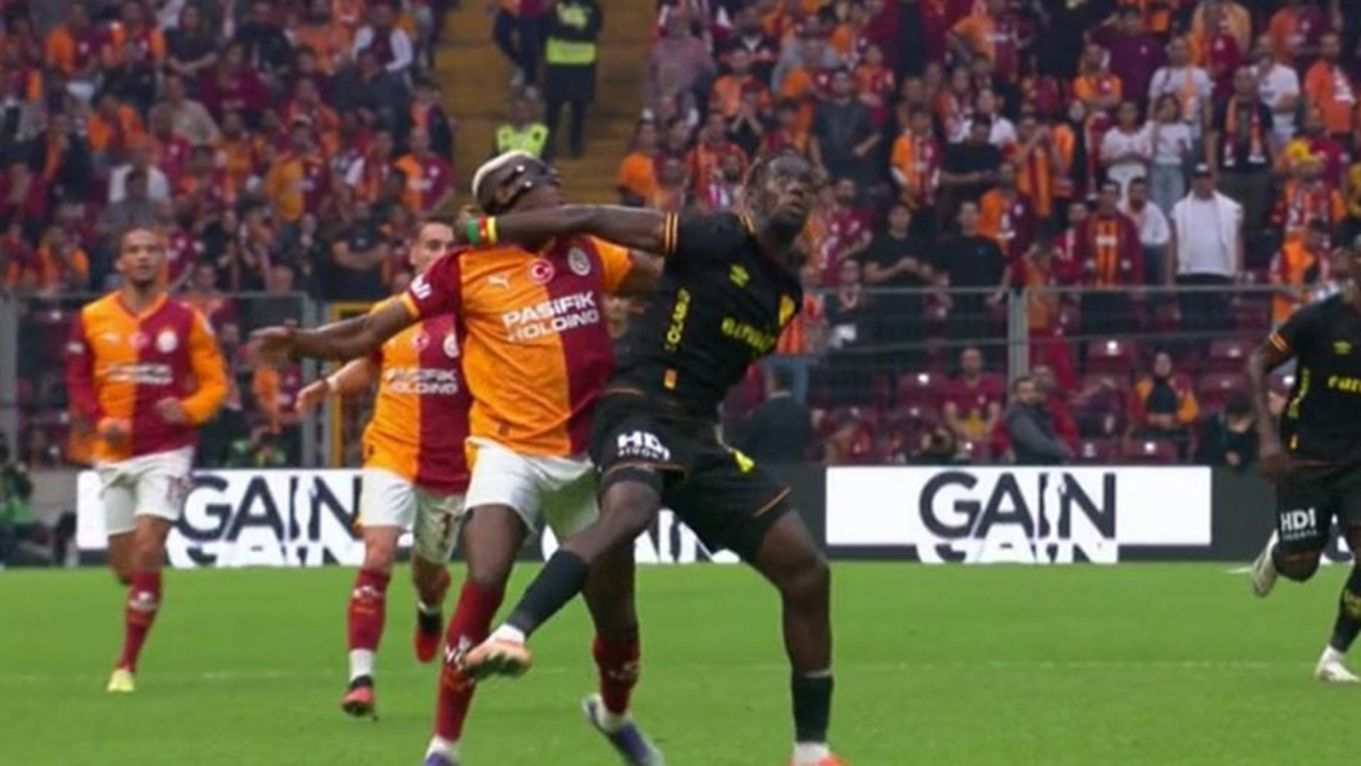 Bokele'nin Osimhen'e yaptığı hareket kırmızı kart mı? - Galatasaray Haberleri