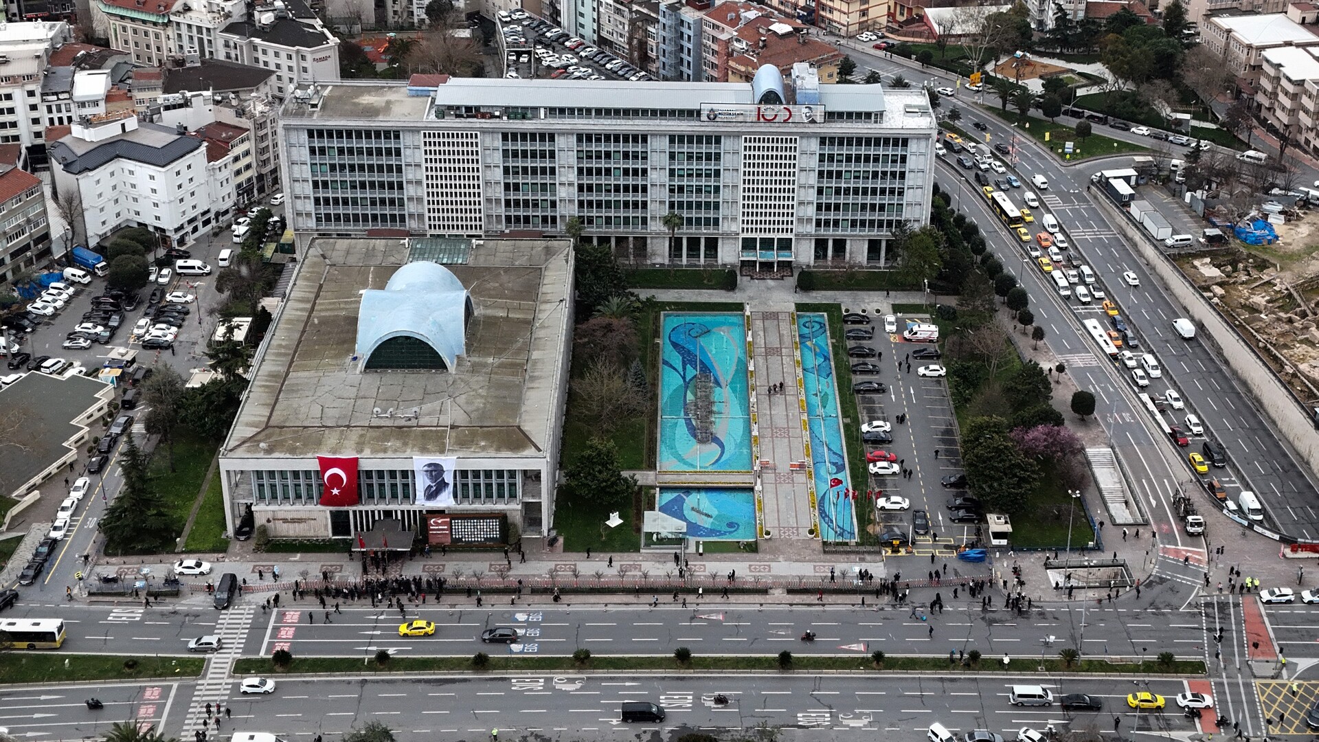 İBB'deki Yolsuzluk Fırtınası: 6 Şüphelinin Peşine Düşüldü!