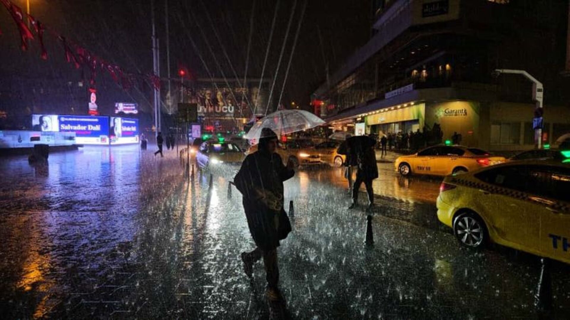 İstanbul’da sağanak ve fırtına etkili: Yerel dolu uyarısı | Son dakika haberleri