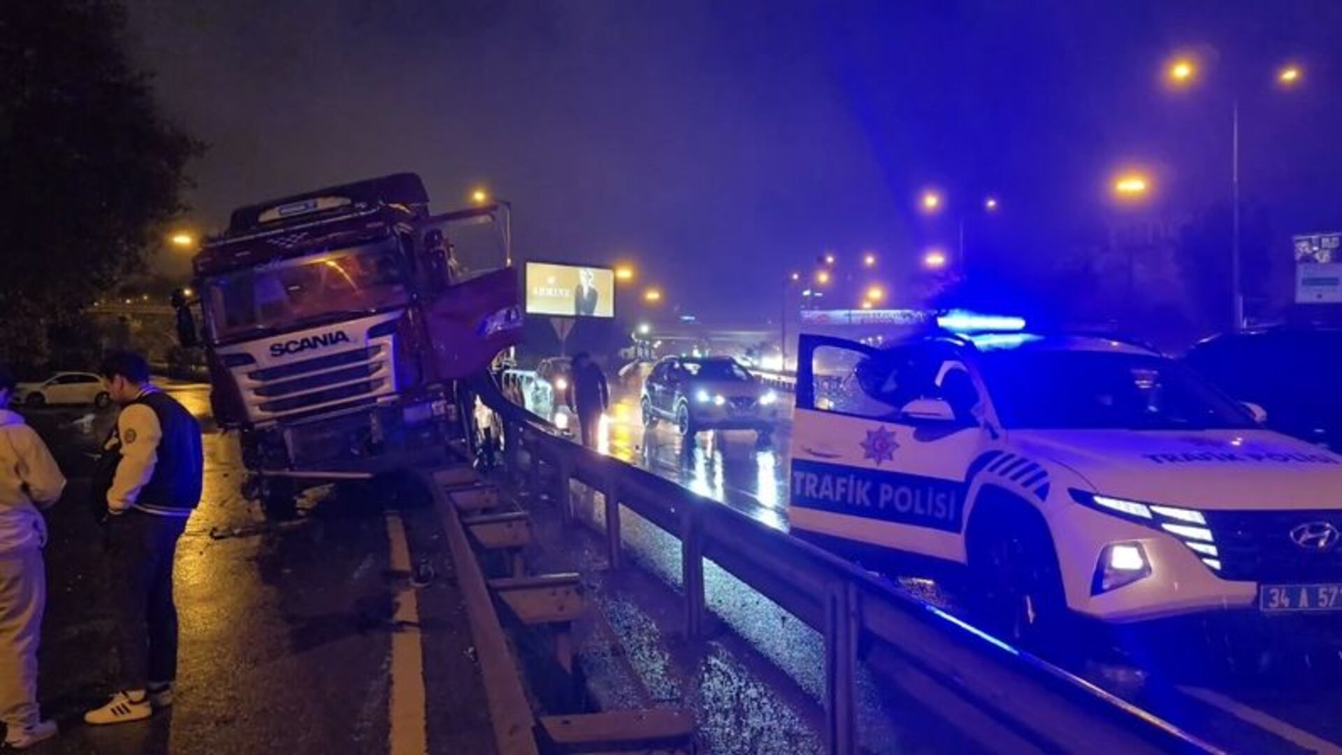 Ataşehir'de ıslak yolda kayan hafriyat kamyonu yan yola girdi