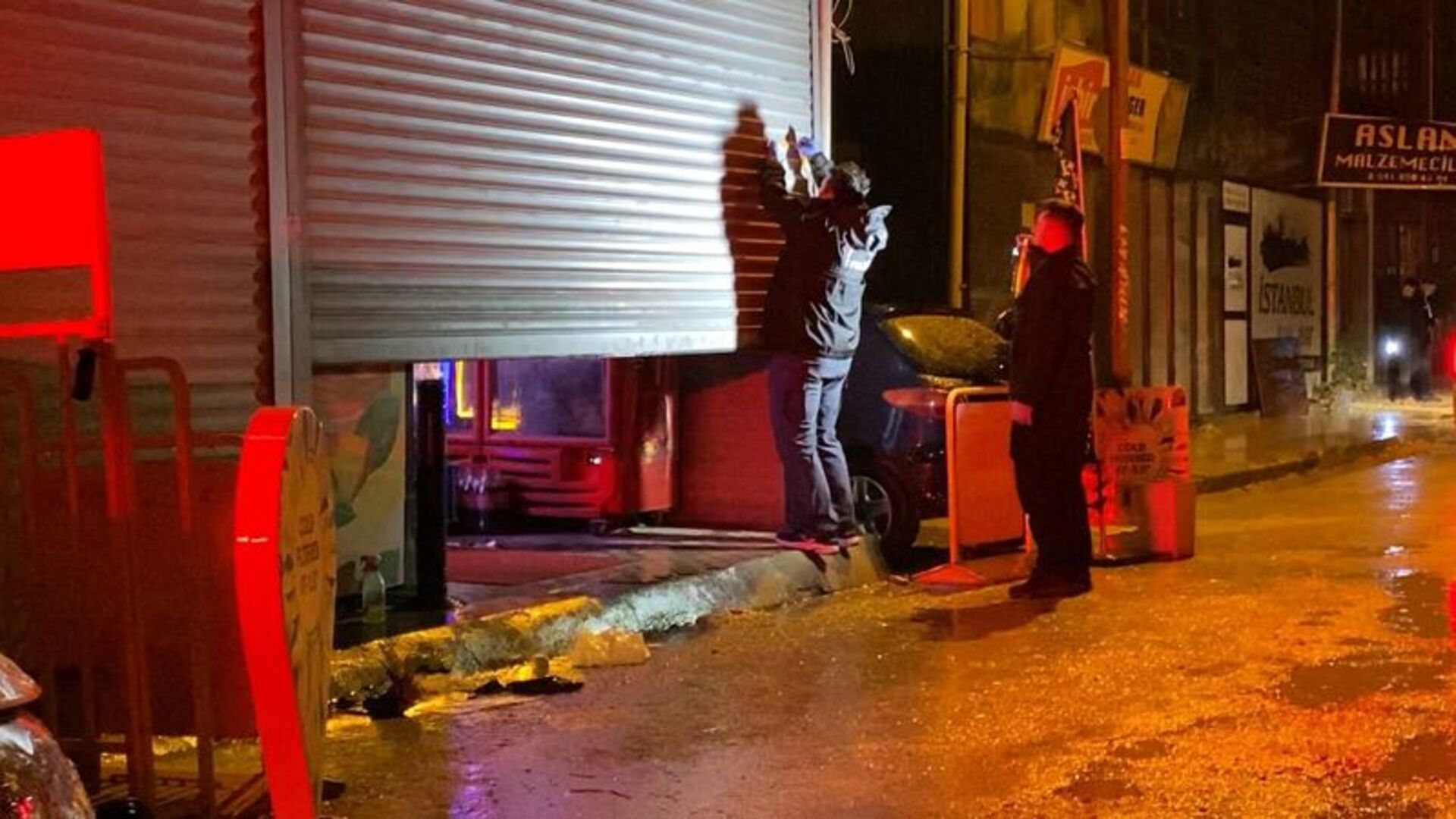 Bursa'da Tekel Bayisine Silahlı Saldırı: Kapalı İşyerine Ateş Açıldı!