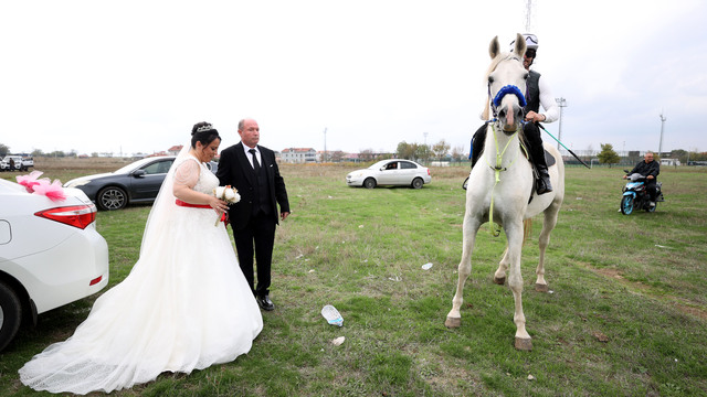 Atlı 'düğün koşusu' geleneği 20 yıl sonra canlandırıldı