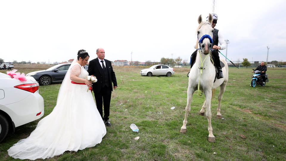 Atlı 'düğün koşusu' geleneği 20 yıl sonra canlandırıldı