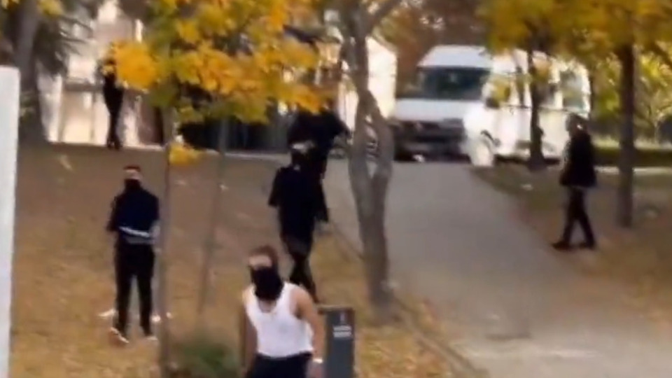 Üniversitede maskeli saldırganlar!