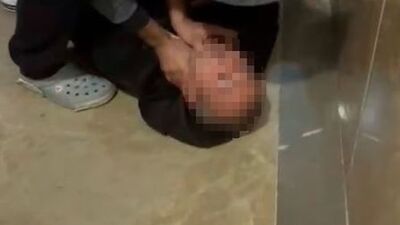 Tacizciyi dövüp polise teslim ettiler!