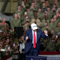 Trump Japonya'da dans etti