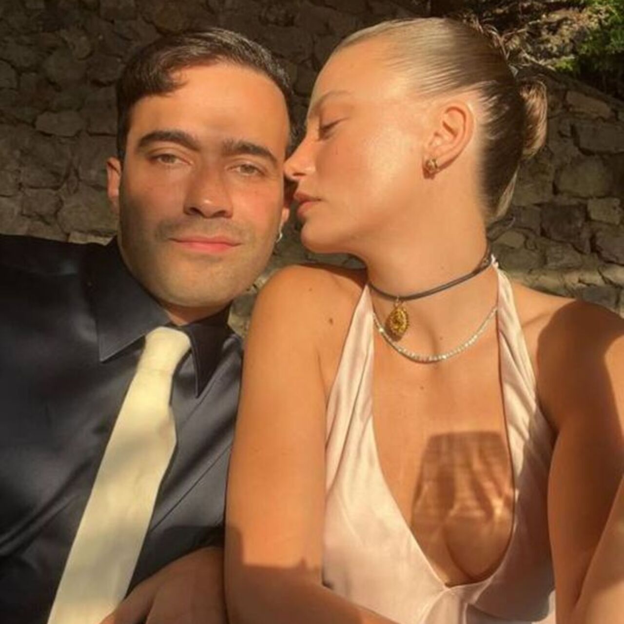 Sevgilisini yalnız bırakmadı