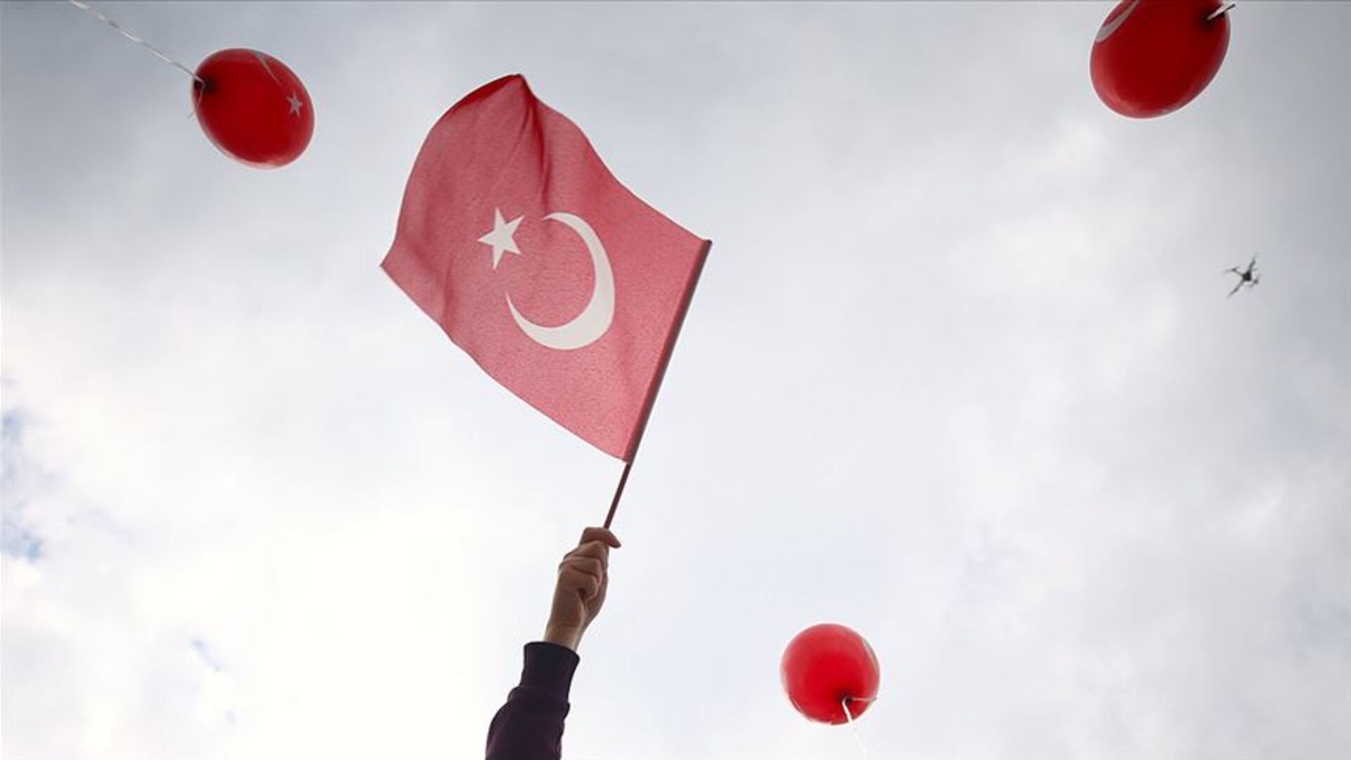 29 Ekim Cumhuriyet Bayramı Şiirleri: 102. Yıla Özel Duygu Yüklü Mısralar ve Atatürk Temalı Bayraklı Şiirler