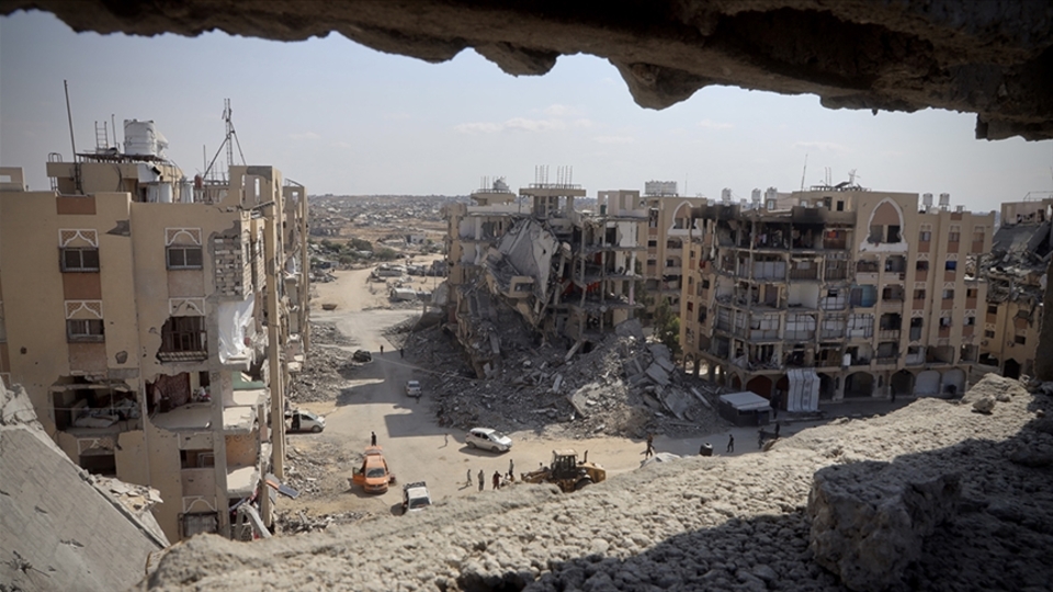 Hamas 2 esirin cenazesini enkazdan çıkardı