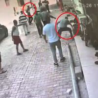 Kaldırım taşlarıyla iki grup birbirine girdi! "Pes" dedirten kavga!