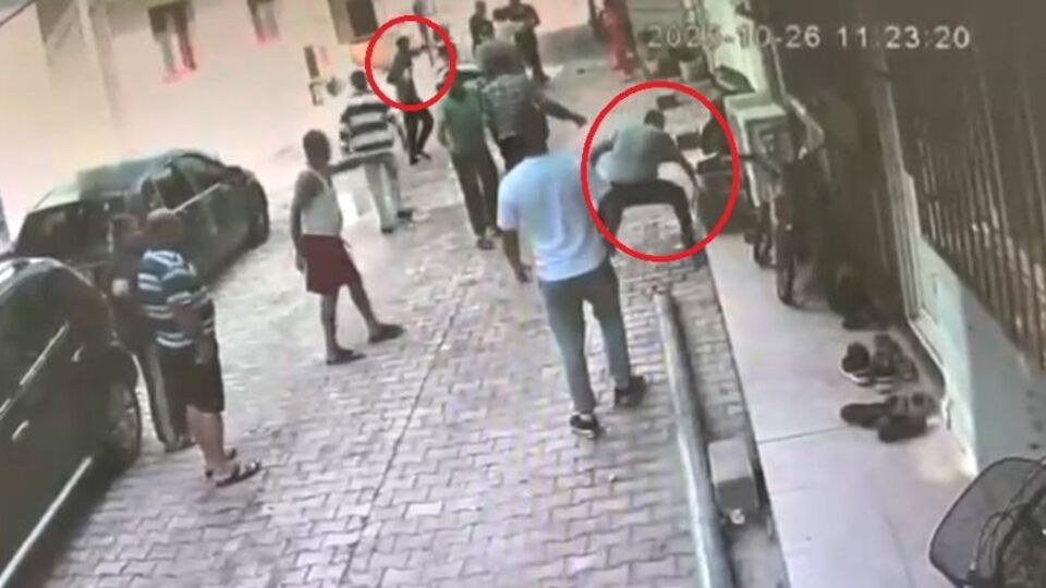 Kaldırım taşlarıyla iki grup birbirine girdi! "Pes" dedirten kavga!