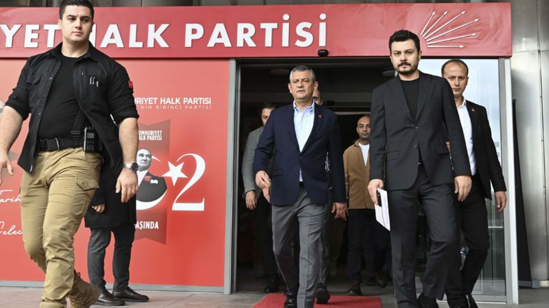 29 Ekim'de Tarihi Telefon: CHP Lideri Özel'den Eski Genel Başkanlara Sürpriz Aramalar!