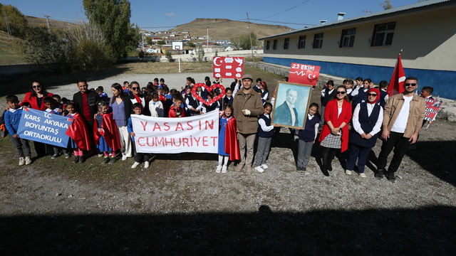 Sınır köyünde yürekleri ısıtan Cumhuriyet coşkusu