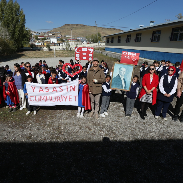 Sınır köyünde yürekleri ısıtan Cumhuriyet coşkusu