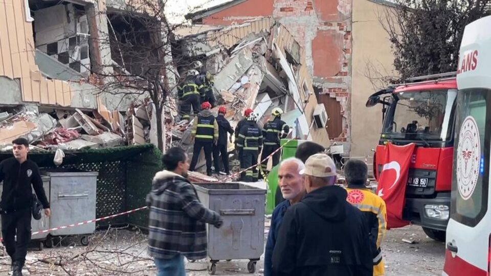 Gebze'de 6 katlı bina çöktü! 2 cansız bedene ulaşıldı!