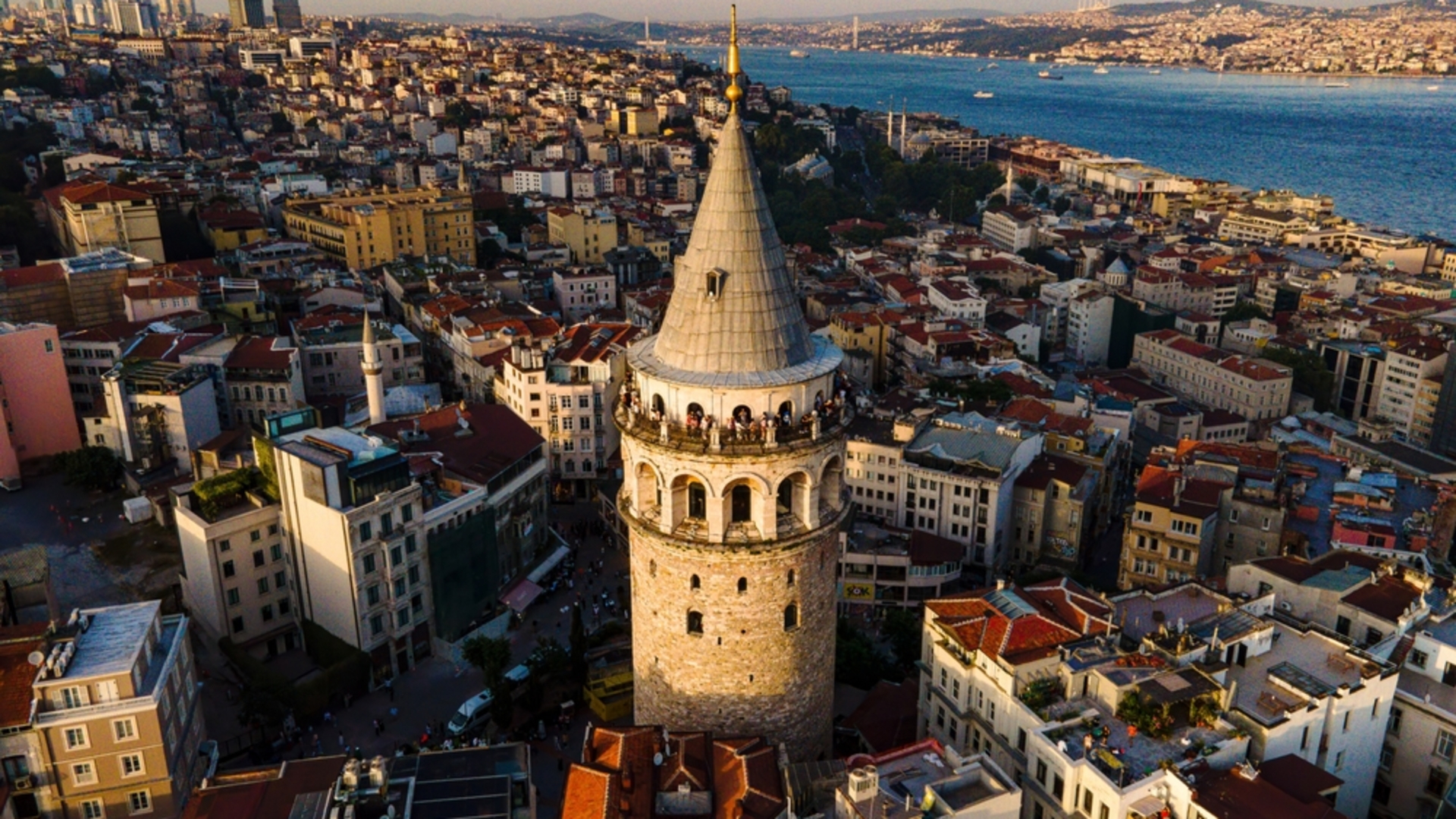 "Bu kuleye sevdiğiyle çıkan evleniyor" peki bu ne kadar doğru? İstanbul'un gözdesi Galata Kulesi'nin efsaneleri: Hangileri gerçek, hangileri mit?