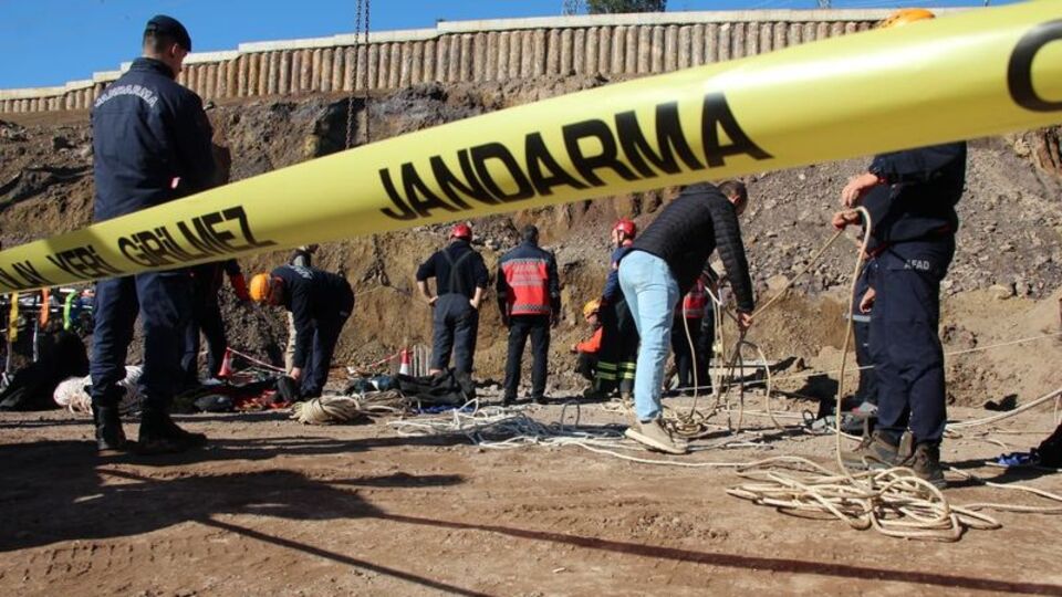 Yol yapımı sırasında kuyuya düştü!