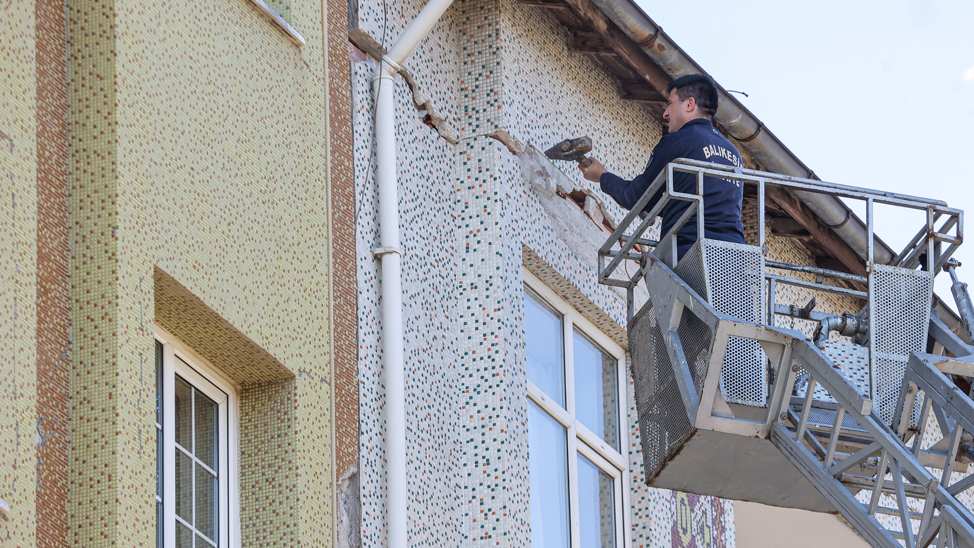 Sındırgı'da 127 bağımsız bölüm ağır hasarlı | Son dakika haberleri