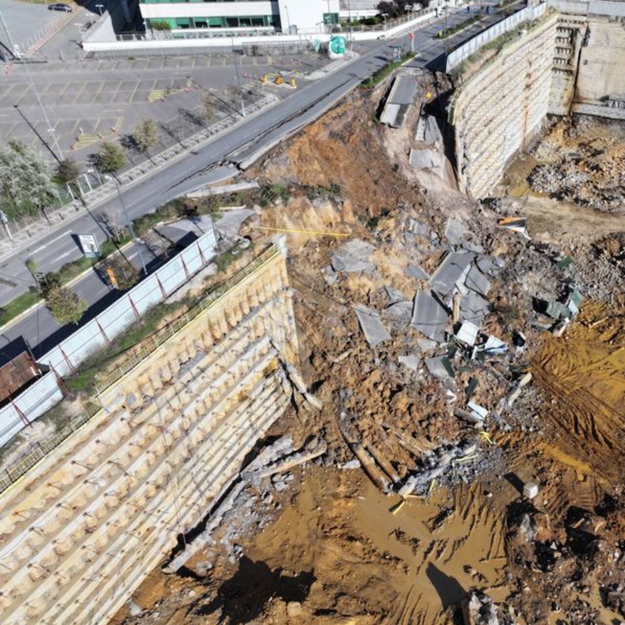 İstinat duvarının yıkılması sonucu yol çöktü | Son Dakika