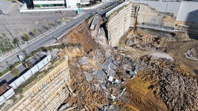 İstinat duvarının yıkılması sonucu yol çöktü