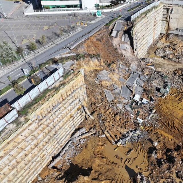 İstinat duvarının yıkılması sonucu yol çöktü