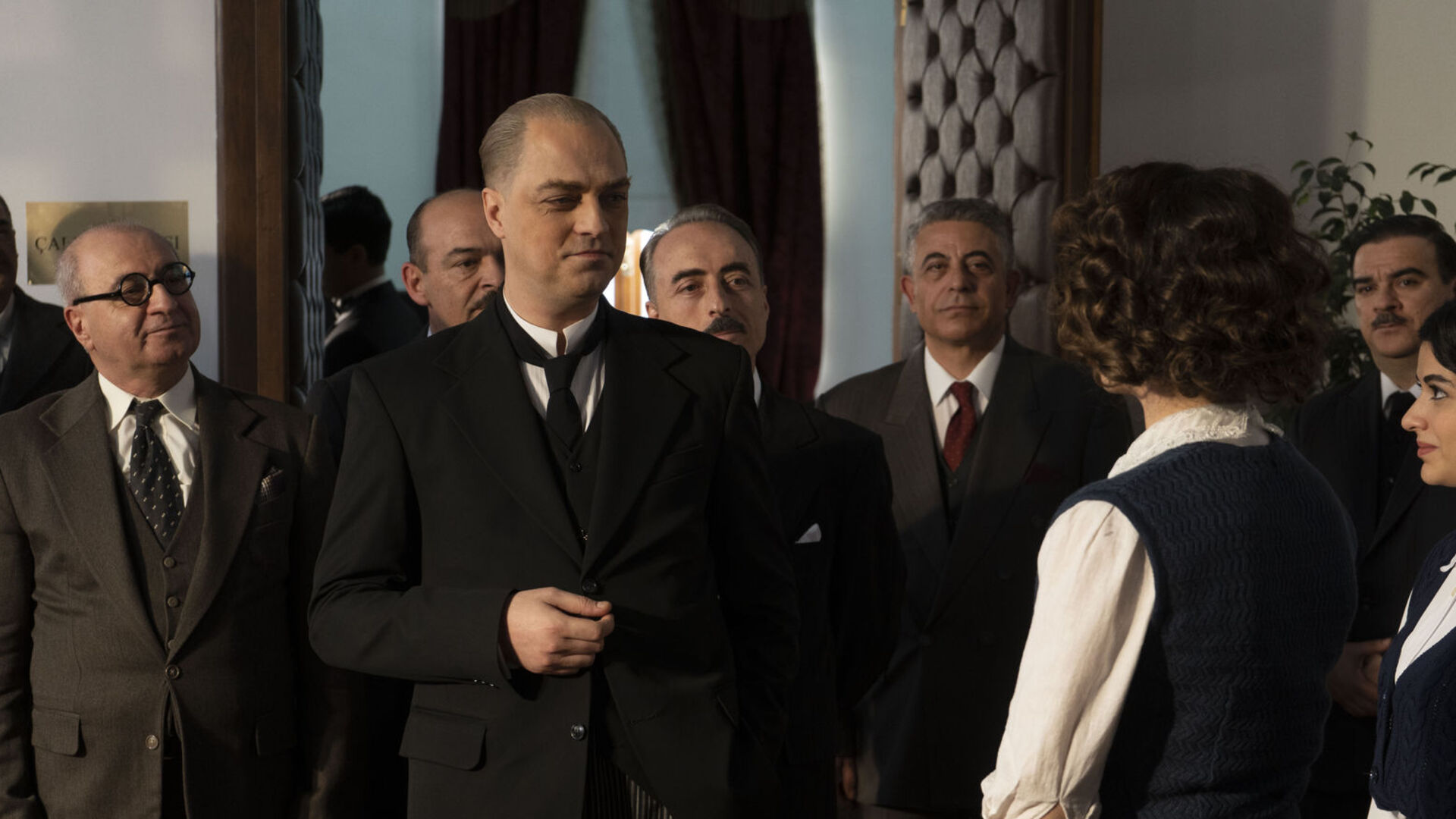 TV'de ilk kez Show TV'de! Bir Cumhuriyet Şarkısı filmin konusu nedir, oyuncuları kimler? Bir Cumhuriyet Şarkısı ne zaman çekildi?