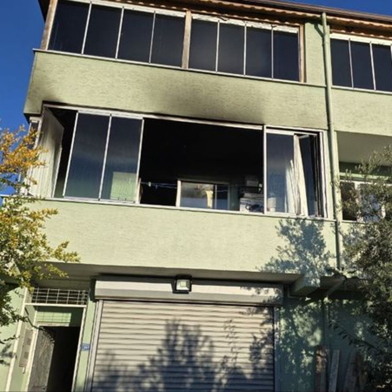 Yaşlı çift yangında dumandan etkilendi