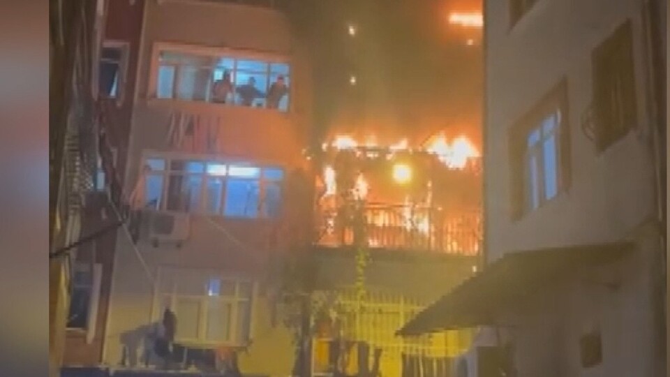Beyoğlu'nda yangın! 6 kişi kurtarıldı