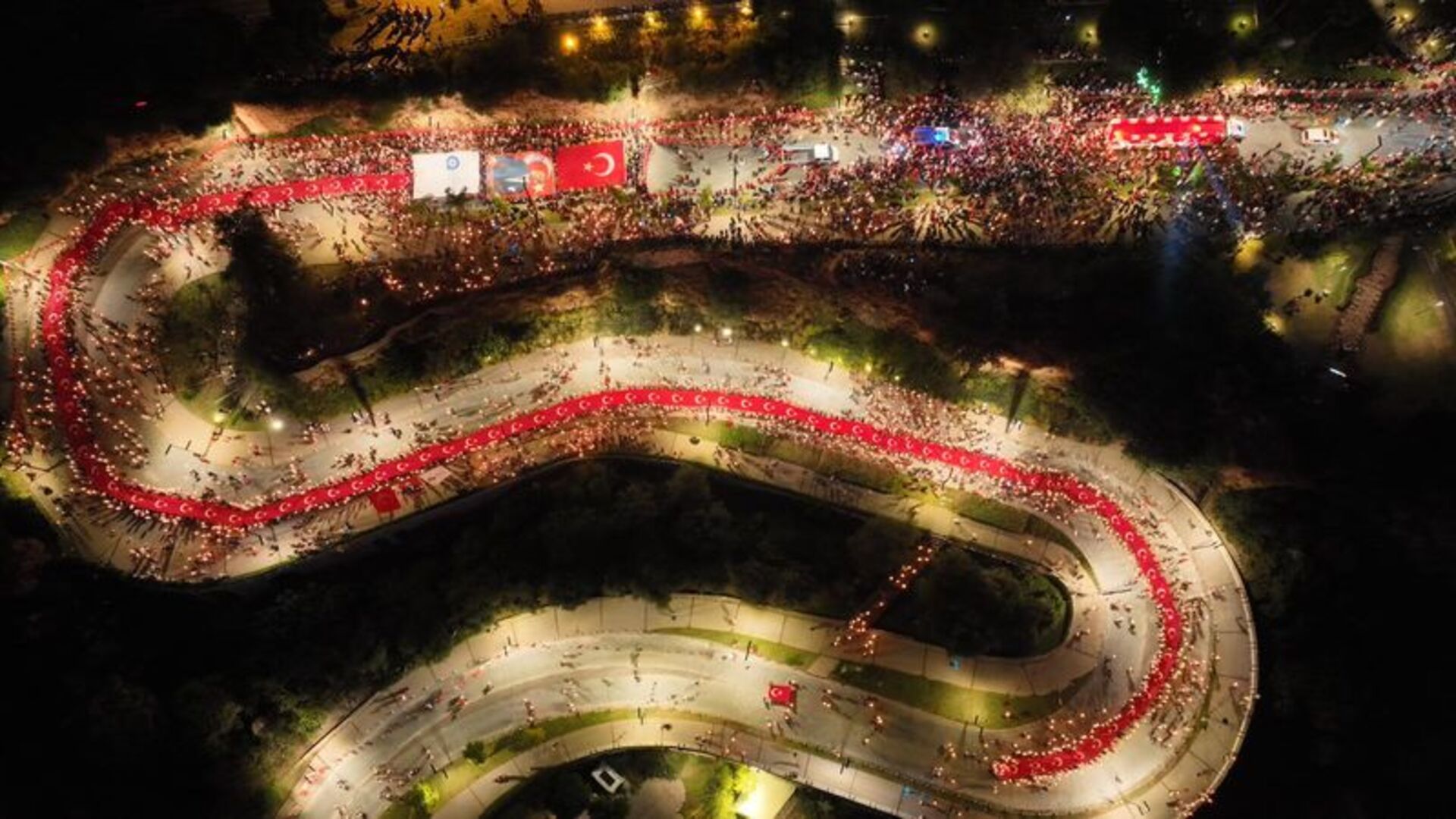 400 metre uzunluğunda fener alayı