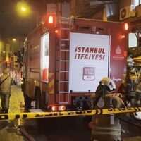 Beyoğlu'nda yangın! 8 kişi kurtarıldı