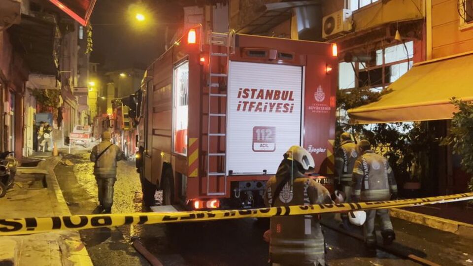 Beyoğlu'nda yangın! 8 kişi kurtarıldı